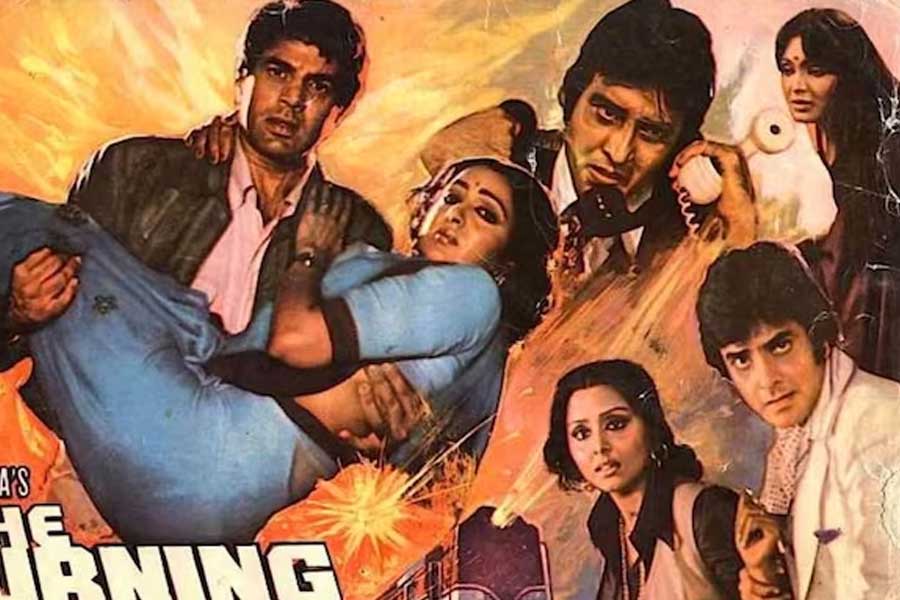 বলিপাড়ার জল্পনা, তিন ঘণ্টা ধরে প্রেক্ষাগৃহে বসে সিনেমা দেখতে গিয়ে ধৈর্যের বাঁধ ভেঙেছিল দর্শকের। তাই প্রেক্ষাগৃহে দর্শকের ভিড়ও কমতে থাকে। ছবির দৈর্ঘ্য খানিকটা কম হলে ‘দ্য বার্নিং ট্রেন’ বক্স অফিসে ভাল ব্যবসা করতে পারত বলে অনুমান ছবিনির্মাতাদের।