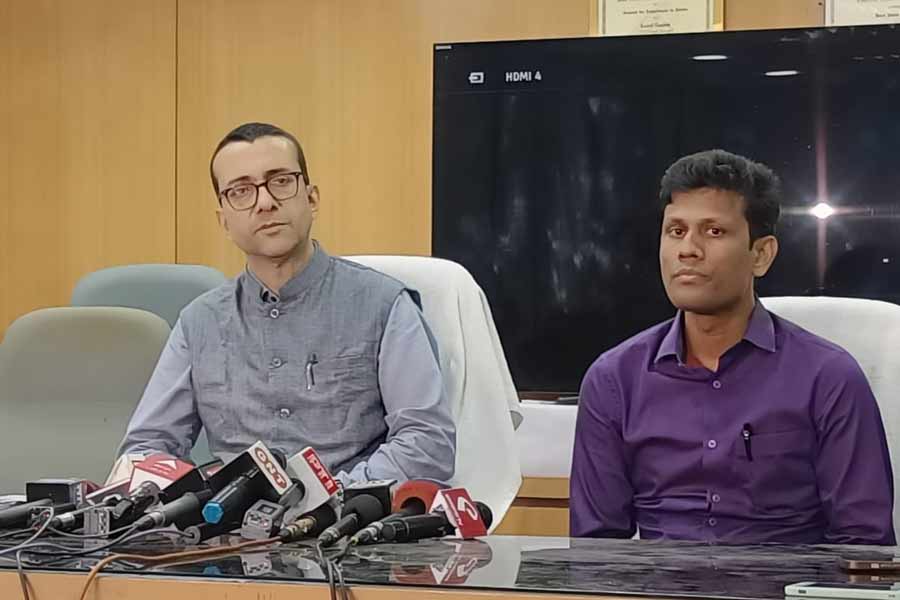 রাজ্যের মুখ্য নির্বাচনী আধিকারিকের অতিরিক্ত সিইও অরিন্দম নিয়োগী এবং ডেপুটি সিইও সুব্রত পাল। 