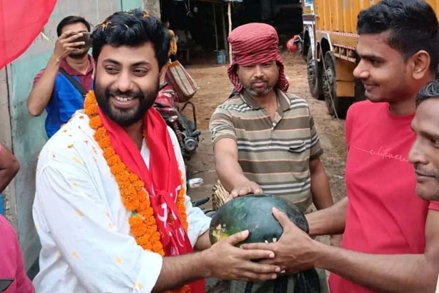 CPM candidate of Jadavpur Srijan Bhattacharya was gifted watermelon by a businessman of Bhangar