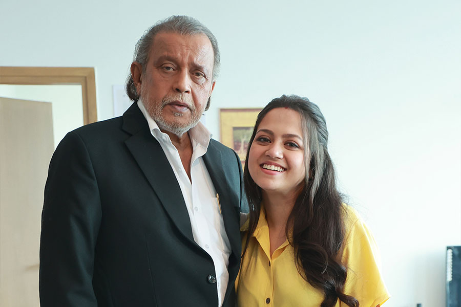 মিঠুনের সঙ্গে অহনা।
