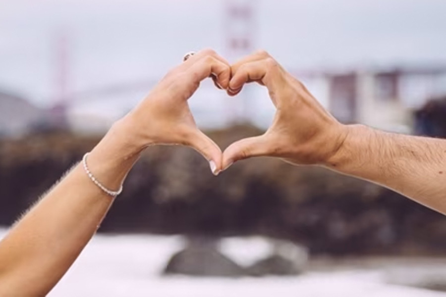 American Woman goes on holiday with Boyfriend, falls in love with another person and marries