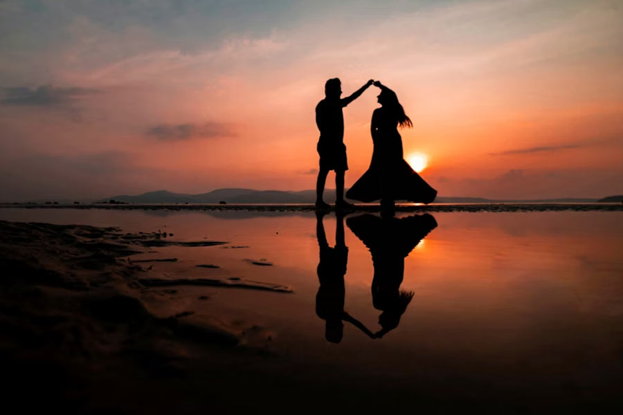 American Woman goes on holiday with Boyfriend, falls in love with another person and marries