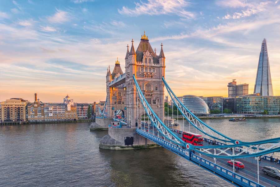 American Woman goes on holiday with Boyfriend, falls in love with another person and marries