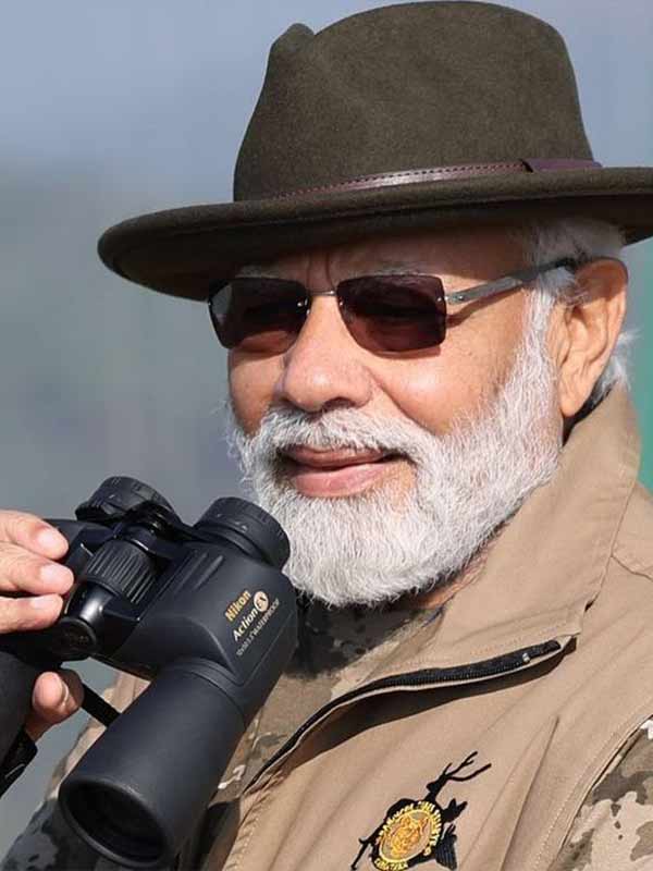 এ তো গেল রণসজ্জার কথা। মোদীর বনসজ্জা নিয়েও কম আলোচনা হয়নি। ২০২২ সালের ১৭ সেপ্টেম্বর মোদীর জন্মদিনে মধ্যপ্রদেশের কুনো অভয়ারণ্যে আটটি চিতাবাঘ ছাড়া হয়েছিল। সেই চিতাদের দেখতে জন্মদিনে কুনোয় এসেছিলেন মোদী। হালকা আকাশি কুর্তার উপরে সাফারি জ্যাকেট পরেছিলেন মোদী। মাথায় ছিল কেতাদুরস্ত ফেডোরা হ্যাট। মোদীকে এমন পোশাকে দেখে চমকে গিয়েছিলেন দেশবাসী। তবে চমকের তখনও বাকি ছিল। 