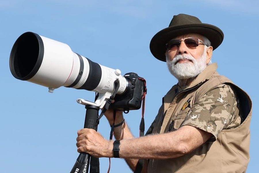 ২০২৩ সালের এপ্রিলে মোদী আবার জঙ্গল সফরে বার হন। এ বার যান কর্নাটকের বান্দিপোরা অভয়ারণ্যে। তবে জঙ্গলে আর কুর্তা-পাজামা পরেননি। বদলে মোদী বেছে নিয়েছিলেন খাকি ফুল প্যান্ট, টিশার্ট আর খাকি রঙের জ্যাকেট। চোখে বাদামি কাচের সানগ্লাস। মাথায় সেই কেতাদার ফেডোরা হ্যাট। পায়ে কালো বুট। হাতে দূরবিন আর ডিএসএলআর ক্যামেরা নিয়ে মোদীর ছবি দেখে ওয়াইল্ড লাইফ ফোটোগ্রাফার বলে ভুল করেছিলেন অনেকে। 