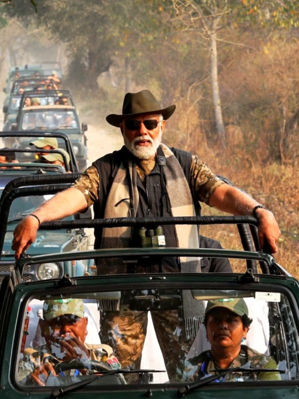 ২০২৪ সালে মোদী গিয়েছিলেন অসমের কাজিরাঙায়। মোদী ভক্তেরা বলেছেন, এখানে আরও কেতা বেড়েছে মোদীর। সেনাবাহিনীর জংলা ছাপের কার্গো প্যান্টের সঙ্গে একই ছাপের টিশার্ট পরেছিলেন মোদী। তার উপরে পরেছিলেন কালো রঙের কার্গো জ্যাকেট। উলের মাফলারটিকে নিয়েছিলেন দেবানন্দের স্টাইলে। পায়ে বালু রঙের লোফার্স। তার সঙ্গে মাথায় গাঢ় রঙের কাউবয় হ্যাট। চোখে সানগ্লাস। চলন্ত জিপের রডে হাত রেখে দাঁড়িয়েছিলেন মোদী। ফ্রেম থেকে ঠিকরে বেরোচ্ছিল আত্মবিশ্বাস। হয়তো কিছুটা নিষ্পাপ অহংবোধও প্রতিফলিত হচ্ছিল। 