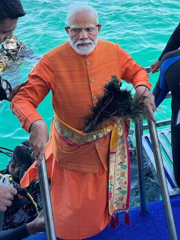 জলেও সমান স্বচ্ছন্দ মোদী। সম্প্রতি জলে নিমজ্জিত ভগবান কৃষ্ণের জন্মভিটে দ্বারকার দর্শনে গিয়েছিলেন প্রধানমন্ত্রী। আরবসাগরের নীচে মোদী নেমেছিলেন গেরুয়া পাঞ্জাবি, গেরুয়া পাজামার উপর গেরুয়া রঙের মোদী জ্যাকেট পরে। কোমরে একটি সিল্কের বন্ধনী বেঁধেছিলেন তিনি। তাতে গোঁজা ছিল ময়ূরের পালক। ওই পোশাকে আরবসাগরের নীচে বসে ধ্যান করতেও দেখা যায় মোদীকে। ডুবুরিদের পোশাক না পরলেও মাথায় ডুবুরিদের হেলমেট, সঙ্গে অক্সিজেন সিলিন্ডার ছিল তাঁর। 