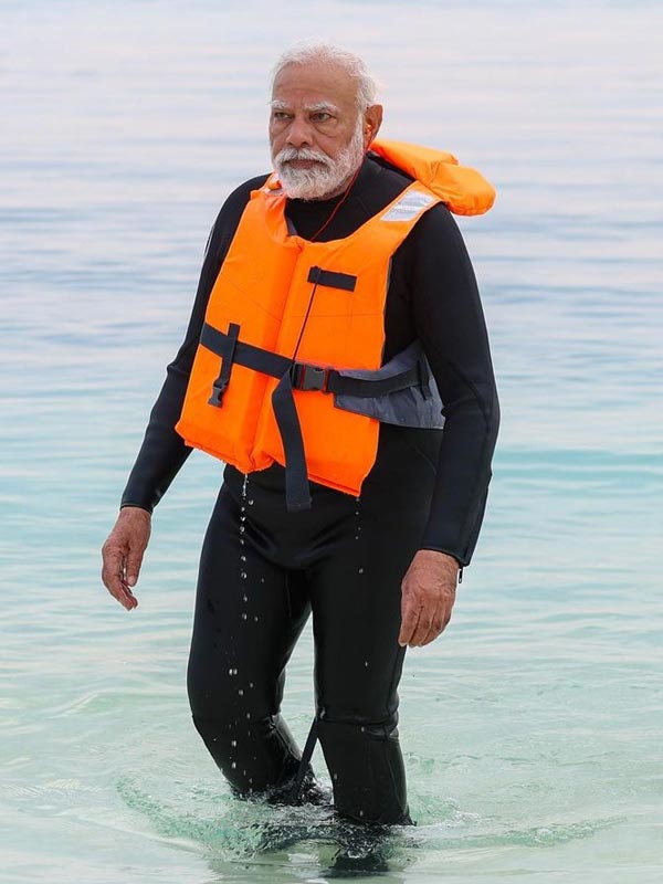 লক্ষদ্বীপেও জলের নীচে নেমেছিলেন মোদী। সেখানে তাঁকে দেখা গিয়েছিল কালো পোশাকে। সঙ্গে ছিল ডুবুরিদের কমলা রঙের জ্যাকেট। 