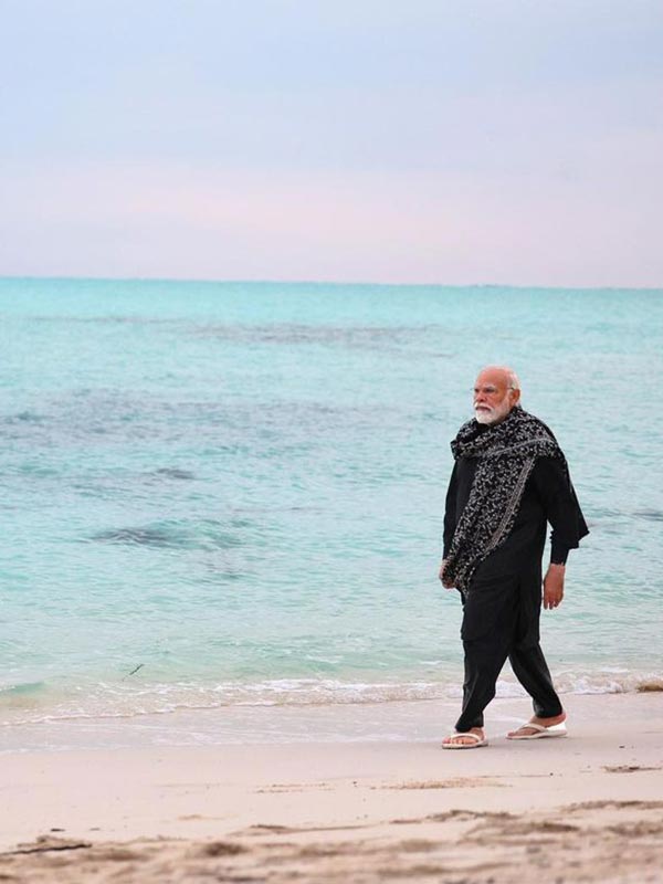 তবে লক্ষদ্বীপ নজর কেড়েছিল মোদীর অন্য পোশাকের কারণে। মোদীর লক্ষদ্বীপ সফরকালে প্রায় প্রতি দিনই নীল জল আর সাদা বালির সৈকতে নানা রকম কারুকাজের শাল, আর পাঞ্জাবি-পাজামা পরে প্রাতঃভ্রমণে বেরোতেন। সেই ছবি এক রকম ভাইরাল হয়ে যায় ইন্টারনেটে। 