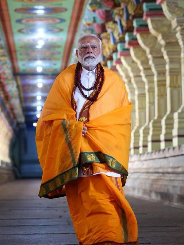 প্রধানমন্ত্রীর দক্ষিণ ভারত সফরেও তাঁর পোশাক আলোচনার বিষয় হয়ে দাঁড়িয়েছিল। দক্ষিণ ভারত সফরে দক্ষিণ ভারতের নানা তীর্থক্ষেত্র দর্শনে গিয়েছিলেন মোদী। আর তার জন্য পরেছিলেন দক্ষিণ ভারতের ঐতিহ্যবাহী পোশাক শার্টের সঙ্গে ধুতি এবং চাদর। 