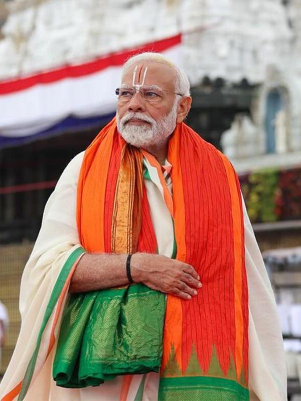 কখনও উজ্জ্বল গেরুয়া রঙের দক্ষিণ ভারতীয় গাদোয়ালের ধুতি-চাদরে, কখনও বা দক্ষিণ ভারতের বিখ্যাত সোনালি পাড়ের কাসাভুতে দেখা গিয়েছে মোদীকে।  