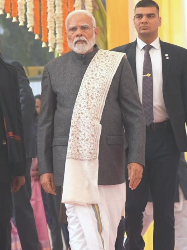 দিন কয়েক আগে খাস দিল্লিতেও দক্ষিণ ভারতীয় পোশাকে দেখা গিয়েছিল মোদীকে। সাদা ধুতির সঙ্গে গলাবন্ধ কোট এবং কাশ্মীরি কারুকাজের উলের শাল গায়ে দিয়েছিলেন মোদী। দক্ষিণ ভারতীয় অনুষ্ঠান পোঙ্গল উপলক্ষে আয়োজিত পুজোয় ওই পোশাকে হাজির হয়েছিলেন প্রধানমন্ত্রী।