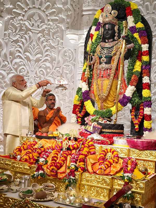 মন্দির দর্শনে মোদীর পোশাক তার পরেও নজর কেড়েছে। অযোধ্যার রামমন্দির উদ্বোধন করতে এসেছিলেন মোদী। সেখানে তিনি পরেছিলেন সোনালি আভার ক্রিমরঙা সিল্কের পাঞ্জাবি, একই রঙের জ্যাকেট এবং সাদার উপর সোনালি পাড় দেওয়া দক্ষিণ ভারতীয় ধুতি। গলাতেও ওই একই কাপড়ের সোনালি পাড়ের সাদা উড়নি ঝুলিয়েছিলেন মোদী। 