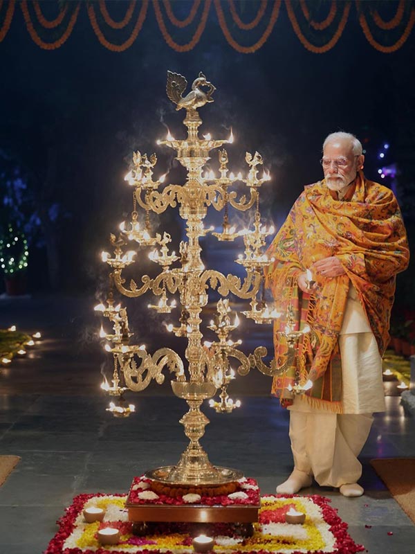 সন্ধ্যায় ওই পোশাকের উপরেই জড়িয়ে নিয়েছিলেন কাশ্মীরের পশমিনা শাল।