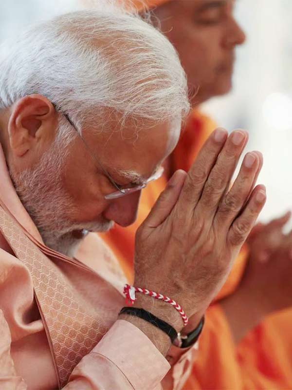 ফেব্রুয়ারিতে আবু ধাবির হিন্দু মন্দির উদ্বোধনে প্রধান অতিথি হয়ে গিয়েছিলেন মোদী। পোশাক সচেতন মোদী সেখানে পরে গিয়েছিলেন খাঁটি রেশমের পিচ রঙের ধুতি পাঞ্জাবি, জ্যাকেট এবং উড়নি। বৈভবের দুনিয়ায় ভারতীয় সমৃদ্ধির বিচ্ছুরণ ধরা পড়েছিল সেই বেশভূষায়। 