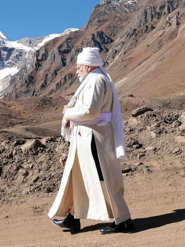 মন্দির এবং মোদীর পোশাক নিয়ে আলোচনা করতে বসলে উত্তরাখণ্ডের কথাও বলতে হয়। উত্তরাখণ্ডের ঐতিহ্যবাহী ‘রাঙ্গা’ পরে মাথায় পাগড়ি বেঁধে আদি কৈলাসের সামনে পার্বতী কুণ্ডে বসে প্রার্থনা করেছিলেন মোদী। আবার হিমাচলে ভোটের সময় কেদার-বদ্রীতে পুজো দিতে গিয়ে প্রধানমন্ত্রী পরেছিলেন হিমাচলি পোশাক চোলা ডোরা।  