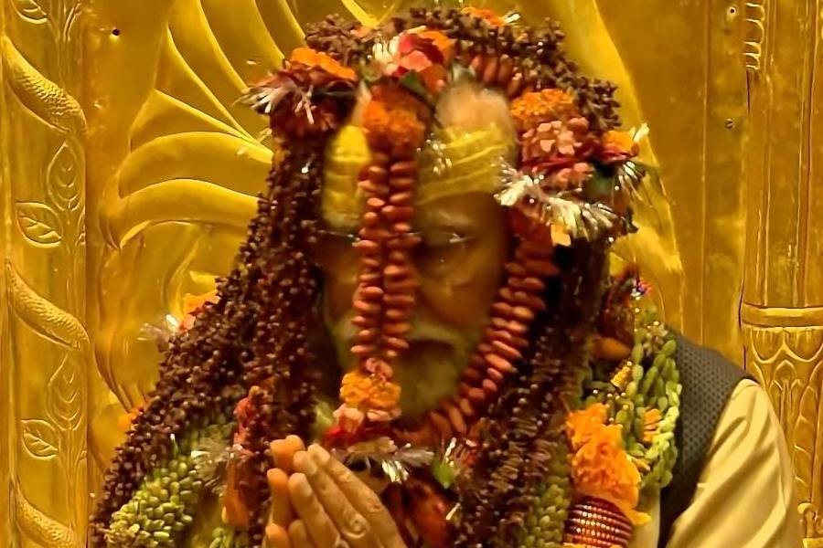 সম্প্রতি কাশীর বিশ্বনাথ মন্দিরে গিয়ে মালার আবরণেও মাথা ঢেকেছিল মোদীর। নিজের কেন্দ্র বারাণসীতে লোকসভা ভোটের প্রচারে গিয়েছিলেন মোদী। মন্দিরে পুজো দিতে ঢুকেছিলেন ঘিয়ে রঙের কুর্তার উপর সাদা-সোনালি ছাপে উড়নি গলায় দিয়ে। ভিতরে তাঁকে মালার আবরণে সাজিয়ে দেওয়া হয়। 