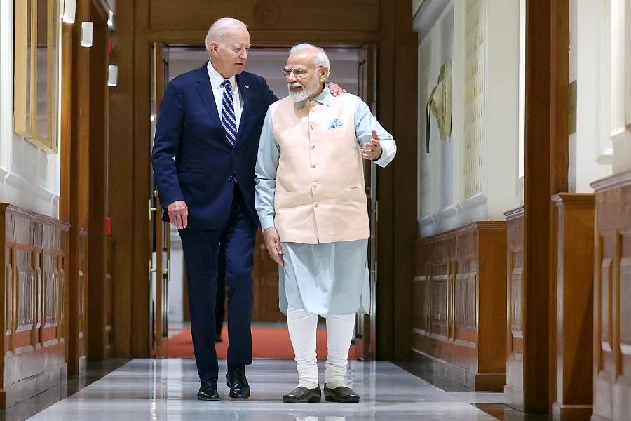 এ তো গেল মন্দির সফরের পর্ব। মোদীর পোশাকের রূপ বদলেছে বিদেশভ্রমণেও। বিদেশে গেলে এক সময় সাফারি স্যুট পরতেন মোদী। যদিও সম্প্রতি আমেরিকার প্রেসিডেন্ট জো বাইডেনের ডাকে মোদী হোয়াইট হাউসে গিয়েছিলেন তাঁর চিরচেনা কুর্তা চুড়িদার আর জ্যাকেট পরেই। আবার মঙ্গোলিয়ায় গিয়ে তাঁদের ঐতিহ্যবাহী পোশাকে দেখা গিয়েছে মোদীকে। কাজাখস্তানে গিয়ে পরেছেন তাদের ঐতিহ্যবাহী পোশাকে। 