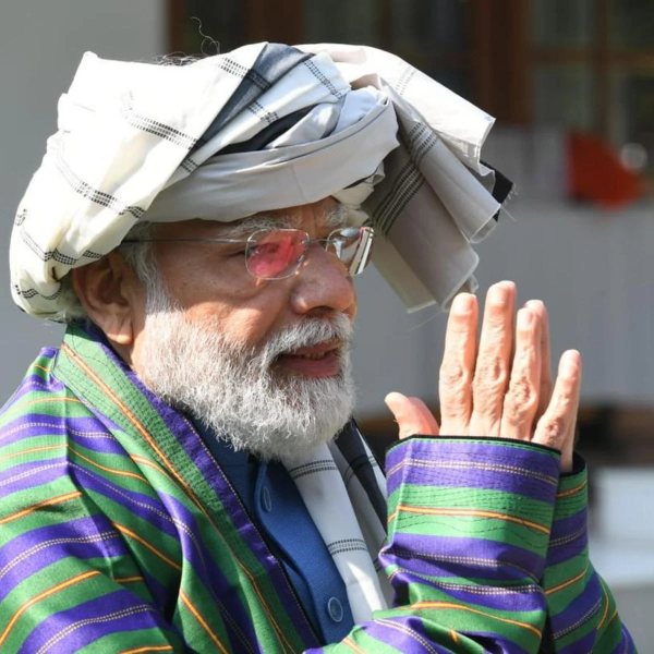 গত বছর দিল্লিতে আফগানিস্তানের হিন্দু শিখেরা সিএএ-র জন্য ধন্যবাদ জানাতে এসেছিলেন মোদীকে। সঙ্গে এনেছিলেন আফগানিস্তানের ঐতিহ্যবাহী জোব্বা এব‌ং মাথার পাগড়ি। মোদী সেই পোশাক পরেই তাঁদের সঙ্গে বৈঠক করেন। 