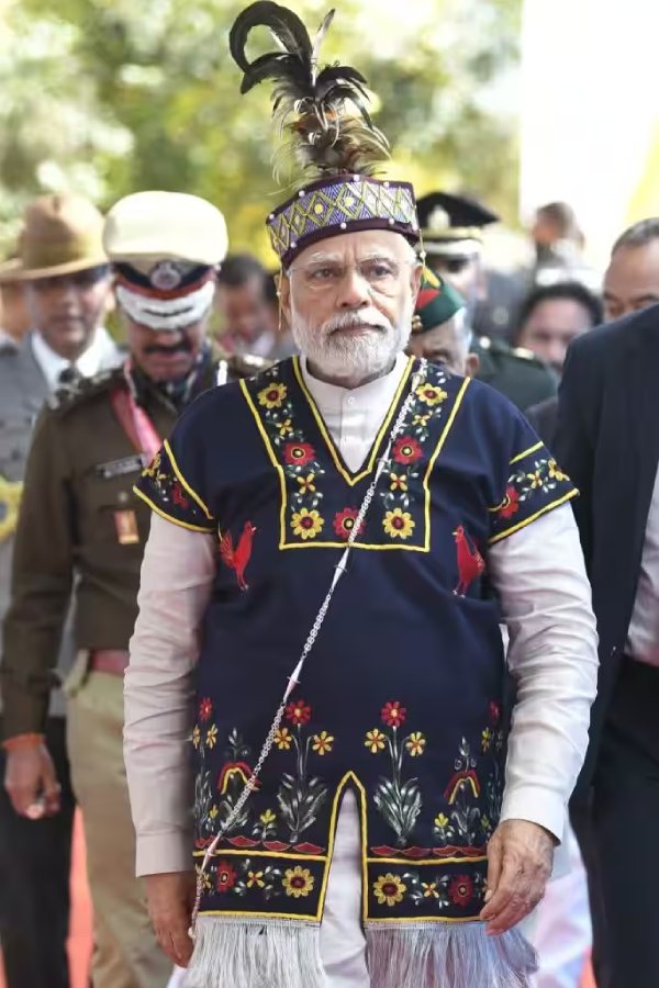 ২০২৩ সালের ফেব্রুয়ারিতে ভোট ছিল মেঘালয়ে। তার আগে ২০২২ সালের ডিসেম্বরে মোদী শিলংয়ে এসেছিলেন কিছু প্রকল্পের উদ্বোধনে। সেই সফরে ওই অনুষ্ঠানের জন্য মোদী বেছে নিয়েছিলেন মেঘালয়ের খাসি সম্প্রদায়ের পোশাক এবং গারো সম্প্রদায়ের শিরস্ত্রাণ। মেঘালয়ের মূল দু’টি সম্প্রদায়ের প্রতি শ্রদ্ধা জানাতেই মোদী ওই পোশাক বেছে নিয়েছিলেন বলে জানিয়েছিল বিজেপি সূত্র। নিন্দকেরা অবশ্য বলেছিলেন, এ সবই ভোটের চমক। 