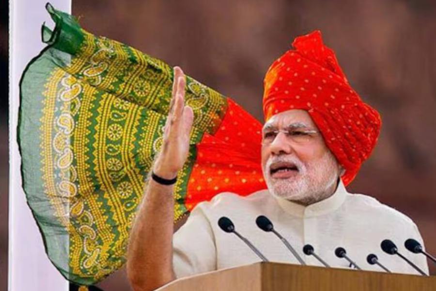 সেই ভাবনায় যদিও ইন্ধন জুগিয়েছেন মোদী নিজেই। ১৫ অগস্ট এবং ২৬ জানুয়ারির অনুষ্ঠানে বহু বার তাঁকে দেখা গিয়েছে আসন্ন বিধানসভা ভোটের রাজ্যের ঐতিহ্যকে মাথায় রেখে শিরসজ্জা করতে। কখনও তাঁর পাগড়িতে স্থান পেয়েছে রাজস্থানের বাঁধনি প্রিন্ট, আবার কখনও মাথায় পরেছেন হিমাচলি টুপি। 
