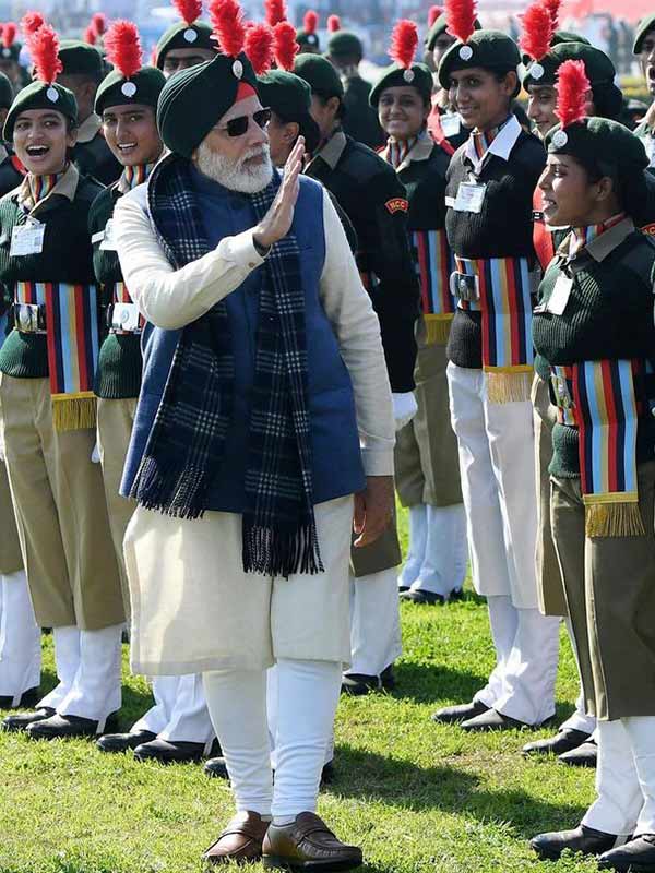 বিভিন্ন রাজ্যে ভোটের প্রচারে গিয়ে সেই রাজ্যের ঐতিহ্যকে প্রকৃত অর্থেই মাথায় করে রেখেছেন মোদী। কখনও মহারাষ্ট্রে পরেছেন শিবাজির টুপি, কখনও বা পঞ্জাবে গিয়ে বেঁধেছেন পাগড়ি। অরুণাচল প্রদেশে গিয়ে তাঁদের আদিবাসী শিরস্ত্রাণও পরতে দেখা গিয়েছে মোদীকে।