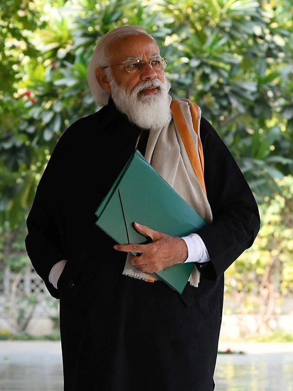 আবার  বিভিন্ন রাজ্যের ঐতিহ্যবাহী পোশাকেও দেখা গিয়েছে মোদী কাশ্মীরে গিয়ে ফেরনও পরেছেন প্রধানমন্ত্রী।  