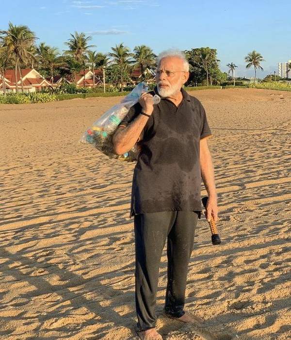 এই মোদীকেই সম্পূর্ণ অন্য অবতারে পাওয়া গিয়েছে স্বচ্ছ ভারত অভিযানে। সমুদ্রসৈকতে স্রেফ একটি সাধারণ কালো টিশার্ট আর ঢিলেঢালা প্যান্ট পরে ঝোলা হতে ময়লা সংগ্রহ করছেন প্রধানমন্ত্রী। সেই পরিশ্রমে ঘামে জবজবে হয়ে যাওয়া টিশার্ট পরা মোদীর ছবি দেখলে প্রধানমন্ত্রীকে চেনাই যাবে না।