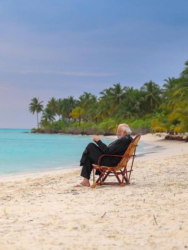 যদিও রাজনীতির কারবারিরা বলেন, এই সব আসলে রাজনীতিরই অঙ্গ। মোদী পোশাক দিয়েও রাজনীতি করেন। আর তা করেন বিশেষ রাখঢাক না করেই। মোদী-পন্থীরা অবশ্য বলেন পোশাকে রাজনীতি করতে গেলেও ফ্যাশন বোধ এবং সচেতনতা প্রয়োজন। মোদীর সেটা আছে। সেটা একটা গুণ। তা না হলে মোদীকে দেখে তো অনেকেই এই পোশাক রাজনীতি অনুসরণ করার চেষ্টা করেছেন! সে ভাবে সফল হয়েছেন ক’জন?