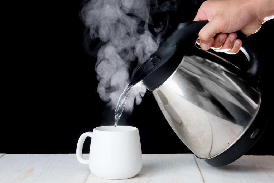 How hot water on empty stomach helps to burn calories faster