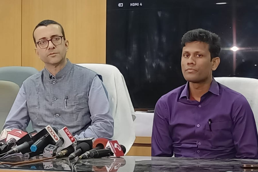 রাজ্যের অতিরিক্ত মুখ্য নির্বাচনী আধিকারিক অরিন্দম নিয়োগী এবং ডেপুটি সিইও সুব্রত পাল।