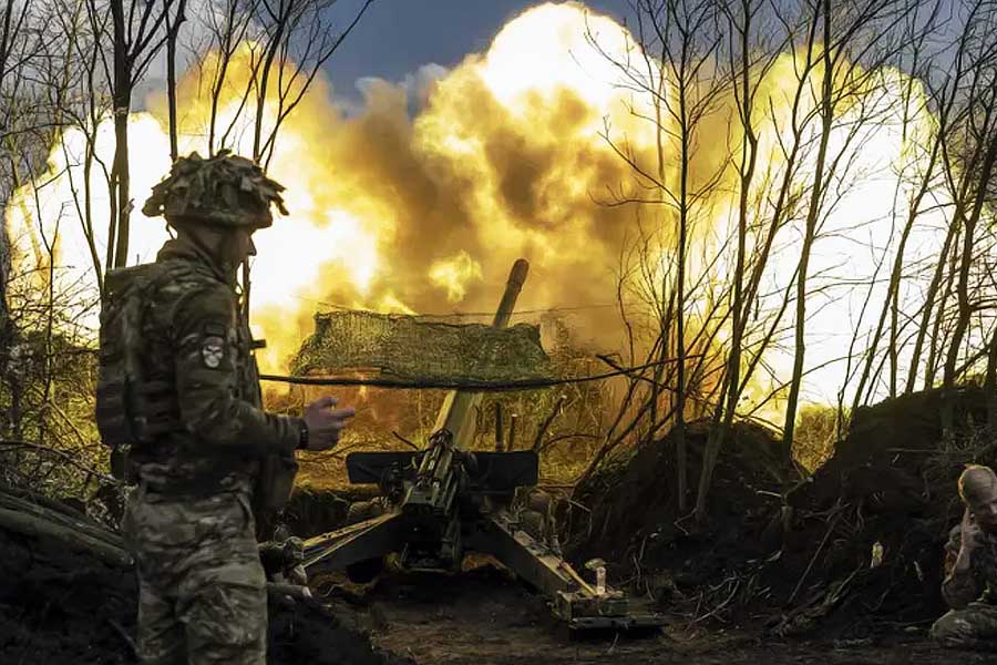  রাশিয়া-ইউক্রেন যুদ্ধের দ্বিতীয় বর্ষপূর্তি হয়েছে গত মাসে। ২০২২ সালের ২৪ ফেব্রুয়ারি শুরু হওয়া সেই সংঘাতে এখনও হামলা, পাল্টা হামলা চলছে। রাশিয়ার আক্রমণে পিছু হটেনি ইউক্রেন। যদিও সংঘাতের তীব্রতা অনেকটাই কমেছে।