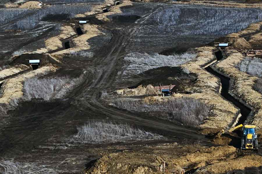 সেই ছবিগুলিতে দেখা যাচ্ছে, খারকিভ প্রদেশে বিশাল বিশাল দুর্গ তৈরি করছে ইউক্রেন। শত্রুদের সম্ভাব্য হামলা থেকে বাঁচার জন্য খারকিভ এলাকায় এই দুর্গগুলি তৈরি করা হচ্ছে। রাশিয়া যাতে ইউক্রেনের এই গুরুত্বপূর্ণ এলাকা আর দখল করতে না পারে, তার জন্যই চলছে প্রস্তুতি।
