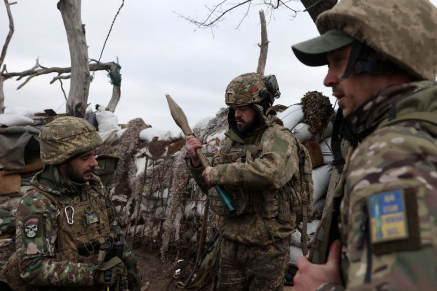 খারকিভের অসামরিক-সামরিক প্রশাসনের প্রধান ওলে সিনেগুবভ টেলিগ্রামে জানিয়েছেন, বিভিন্ন এলাকা পরিষ্কার করার পরে দুর্গ তৈরির কাজ শুরু হয়েছে। লক্ষ্যপূরণ করতে প্রায় ৫০০ কর্মী এবং ২০০টি নির্মাণযন্ত্র কাজ করছে বলেও জানিয়েছেন সিনেগুবভ।