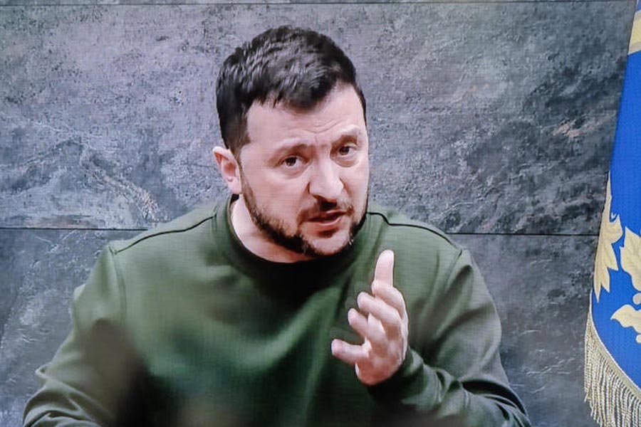 জেলেনস্কি সেই সময়ে ইউক্রেনের জনগণের উদ্দেশে একটি ভাষণে মন্তব্য করেন, ‘‘যে সমস্ত এলাকায় শক্তি বৃদ্ধির প্রয়োজন রয়েছে, সেখানে সামরিক কাঠামো নির্মাণ করা উচিত।’’