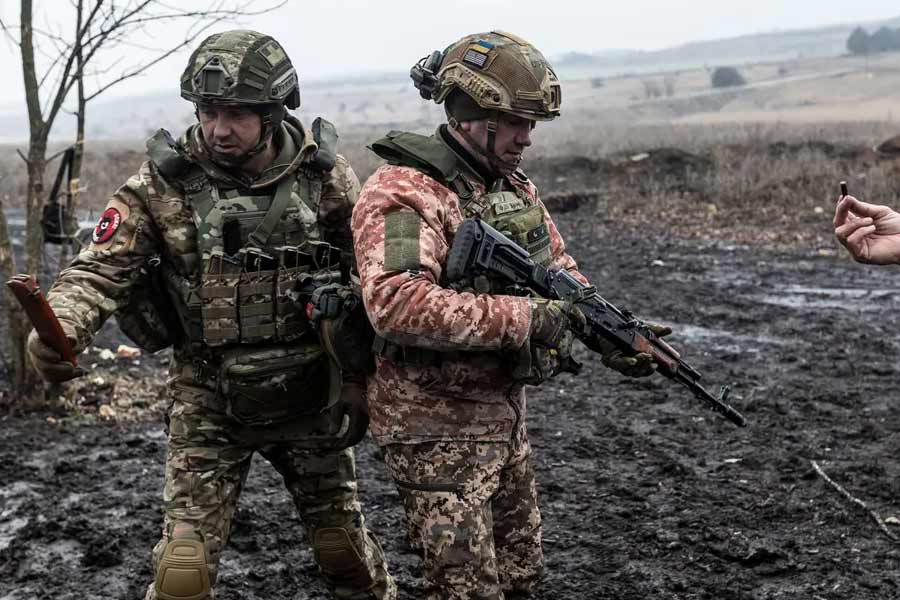 জেলেনস্কির সেই মন্তব্যের কয়েক মাসের মধ্যেই খারকিভ অঞ্চলে দুর্গ তৈরির ছবি প্রকাশ্যে আসে।