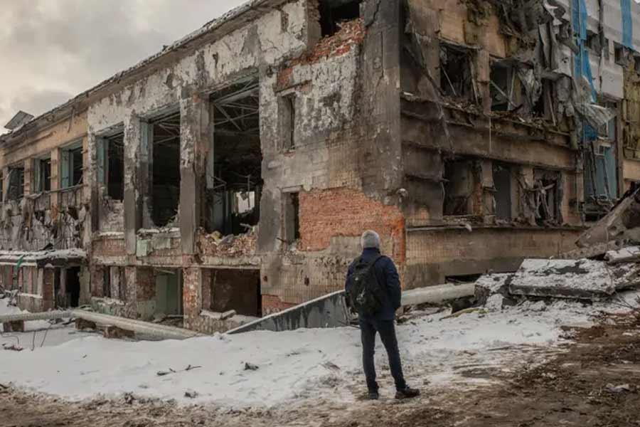  কিন্তু কী ভাবে সেই দুর্গ তৈরি করছে ইউক্রেন? ইউক্রেনের সামরিক খবরের ওয়েবসাইট ‘মিলিটারিনি’ জানিয়েছে, খারকিভে দুর্গ নির্মাণের দ্বিতীয় ধাপের কাজ শুরু হয়েছে মার্চ মাসের শুরুতে। রাশিয়ার সীমান্তবর্তী এলাকায় এই দুর্গগুলি তৈরি হচ্ছে।