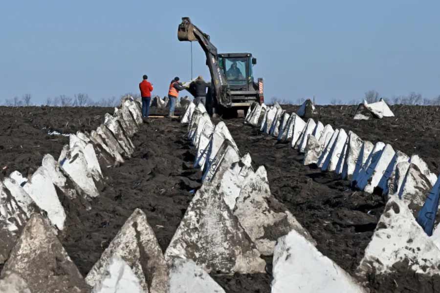 প্রকাশ্যে আসা ছবিগুলিতে দেখা যাচ্ছে, দুর্গের কাঠামো তৈরির পাশাপাশি বড় বড় গর্ত খোঁড়া হয়েছে। দুর্গগুলিতে রাখা থাকছে বিস্ফোরক, বোমা এবং ক্ষেপণাস্ত্র। দুর্গের বাইরে বসানো হয়েছে কাঁটাতারের বেড়া এবং ট্যাঙ্করোধী কংক্রিটের ত্রিকোণ চাঁই, যা ‘ড্রাগনস্‌ টিথ’ বা ‘ড্রাগনের দাঁত’ নামে পরিচিত।
