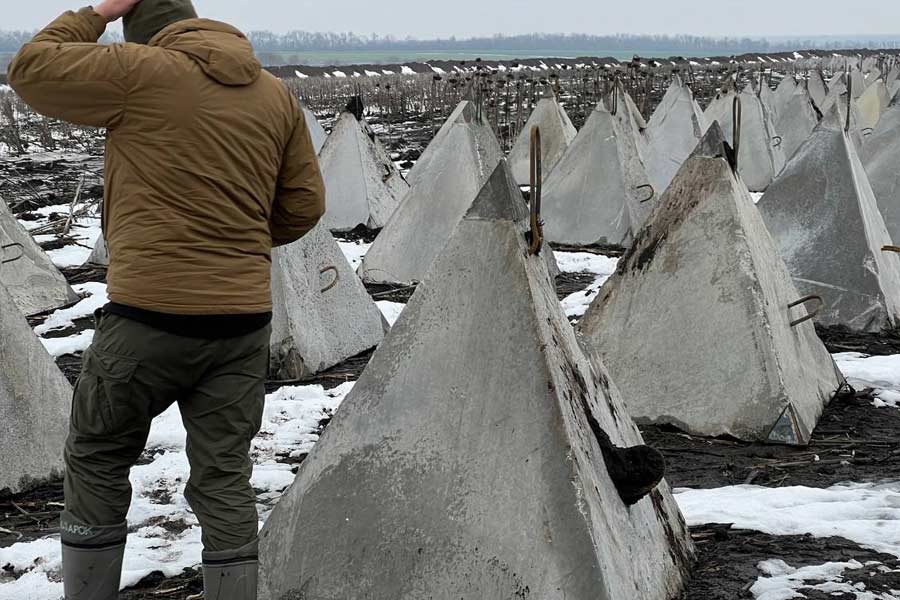 ড্রাগনের দাঁতের মতো প্রতিরক্ষা ব্যবস্থাগুলি শত্রুদের ট্যাঙ্ককে রুখে দেওয়ার জন্য কাঁটা হিসাবে কাজ করে। এগুলি বসানো যেমন কঠিন, ভাঙাও তেমনই কঠিন।