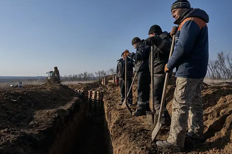 সংবাদমাধ্যমের প্রতিবেদন অনুযায়ী, দুর্গের বাইরের দিকে যে খাদগুলি তৈরি করা হয়েছে, তার গভীরতা এবং প্রস্থ প্রায় আট মিটার। দুর্গের পিছনে রয়েছে সেনাছাউনি।