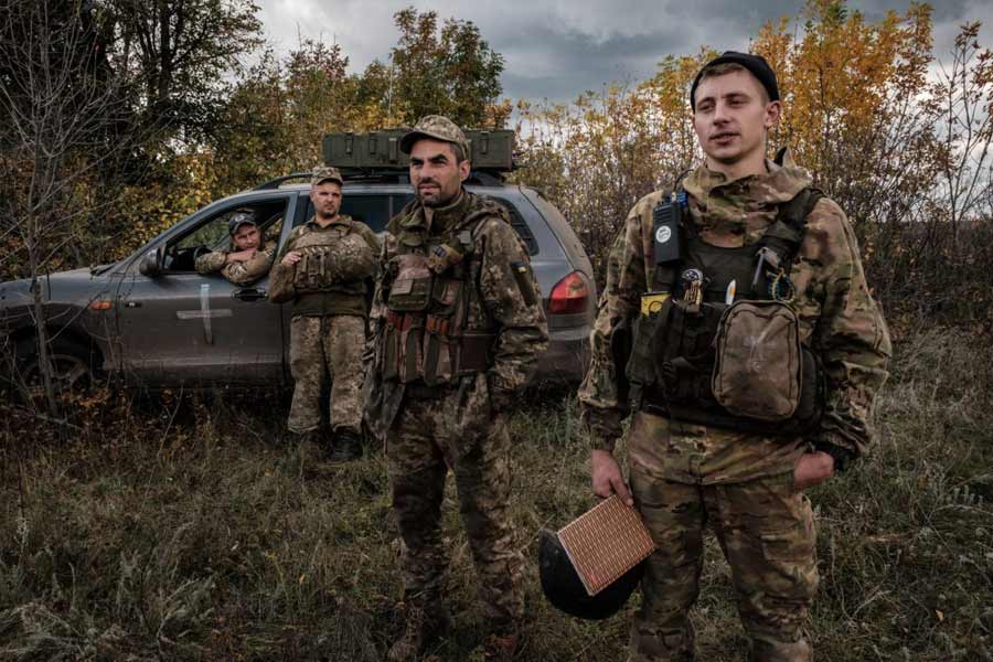 ‘মিলিটারিনি’ জানিয়েছে যে, রুশ সেনা যদি প্রথম সারিতে থাকা ইউক্রেনের সেনাকে পর্যদুস্ত করতে পারে, তা হলে তাঁদের দুর্গের প্রতিরক্ষা ব্যবস্থার মুখোমুখি হতে হবে। আর সেই সময়েই ছাউনিতে থাকা ইউক্রেনীয় সেনা রুশ বাহিনীর উপর অনায়াসে হামলা চালাতে পারবে বলে মনে করছেন বিশেষজ্ঞদের একাংশ।