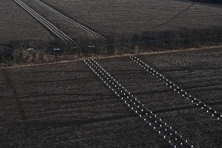 খারকিভের প্রশাসনিক প্রধান সিনেগুবভ জানিয়েছেন যে, কঠিন পরিস্থিতির মধ্যে ইউক্রেনের শ্রমিকদের এই দুর্গগুলি তৈরি করতে হচ্ছে। প্রায়ই রাশিয়ার তরফ থেকে গুলি ছোড়া হচ্ছে। তাড়াতাড়ি কাজ শেষ করতে সারা দিন ধরে কাজ চলছে। দু’মাসের মধ্যেই দুর্গ তৈরির কাজ শেষ হযে যাবে বলে মনে করা হচ্ছে।