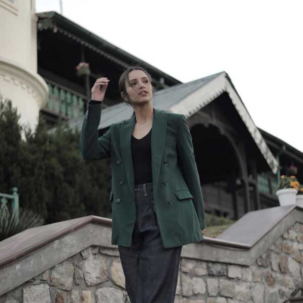 তবে তৃপ্তির ইনস্টাগ্রামের পাতায় যে ছবিগুলি তাঁর অনুরাগীদের সবচেয়ে বেশি নজর কাড়ে, তা হল অভিনেত্রীর বাড়ির অন্দরের ছবি। মাঝেমধ্যেই নিজের বাড়িতে তোলা নিজস্বী এবং ছবি পোস্ট করেন তিনি। সেই ছবিগুলিতেই ফুটে ওঠে অন্দরমহলের ছিটেফোঁটা। 