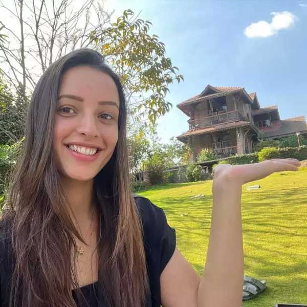 উত্তরাখণ্ডে জন্ম তৃপ্তির। পাহাড়ের কোলে খোলামেলা জায়গায় শৈশব কেটেছে তাঁর। তাই বাড়ির মধ্যেও সেই ছাপ রাখতে চেয়েছেন অভিনেত্রী।