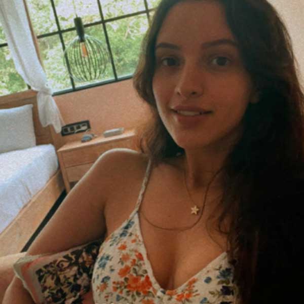 গাছপালা ঘেরা একটু ফাঁকা জায়গার মধ্যে রয়েছে তৃপ্তির বাড়ি। প্রতিটি ঘরের দেওয়ালের রং হালকা। কোনও কোনও জায়গায় দেওয়ালের বদলে রয়েছে কাচের জানালা।