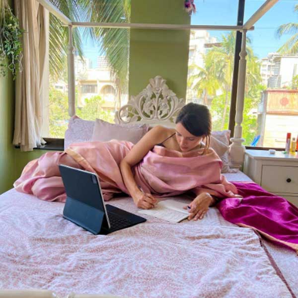 বেডরুমের দেওয়ালগুলির জন্য সবুজ রং পছন্দ করেছেন তৃপ্তি। বিছানায় দেখা যায় ব্রিটিশ শৈলীর ছাপ। সেখানেই ল্যাপটপ নিয়ে সময়ও কাটান অভিনেত্রী।