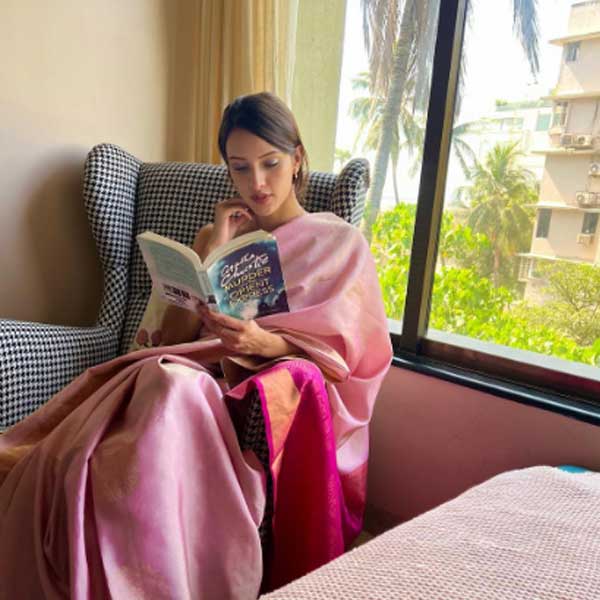 বেডরুমের ভিতর এক কোণায় রয়েছে সাদা কালো প্রিন্টের একটি সোফা। নিরিবিলিতে সেই সোফায় বসেই বই পড়ে সময় কাটাতে ভালবাসেন তৃপ্তি।