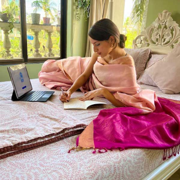 তৃপ্তির বাড়িতে বে়ডরুমের সঙ্গেই লাগোয়া রয়েছে একটি বারান্দা। বারান্দা এবং ঘরের মাঝেও রয়েছে কাচের জানলা।