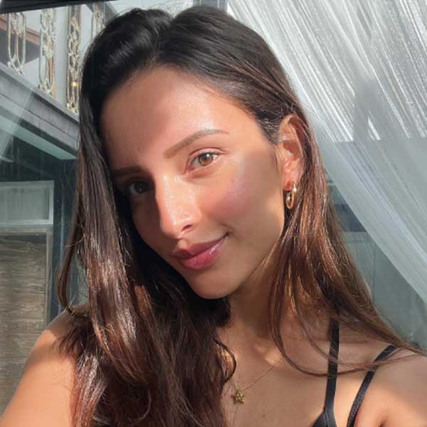 গাছপালা ভালবাসেন বলে নিজের বাড়ির বারান্দাতেও প্রচুর গাছ লাগিয়েছেন তৃপ্তি। প্রতিটি টবের গঠনও নজরকাড়া।