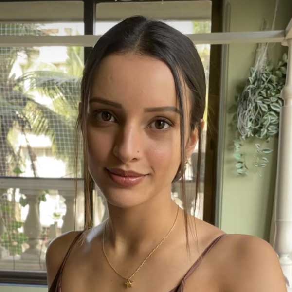 শুধুমাত্র বারান্দায় নয়, তৃপ্তির বাড়ির ভিতরেও ছড়িয়ে রয়েছে গাছপালা। সুইমিং পুলের পাশে অথবা ডাইনিং রুমে অভিনেত্রী নানা আকারের টবের মধ্যে গাছ লাগিয়ে রেখেছেন।